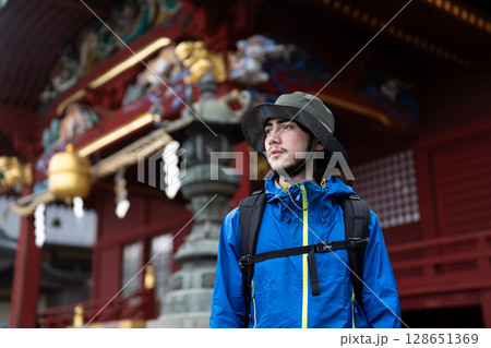 社殿の前に立つインバウンドの観光客 128651369