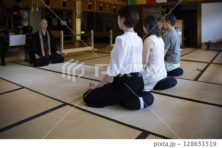 坐禅体験をする男女 128651519