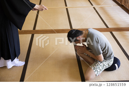 坐禅体験をする男性 128651559