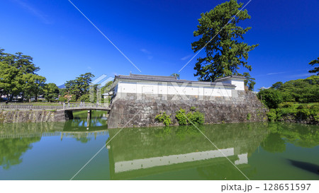 青空に映える小田原城の復元された石垣 128651597