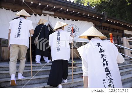 住職さんとお遍路さん 住職さんとお遍路さん 128651735