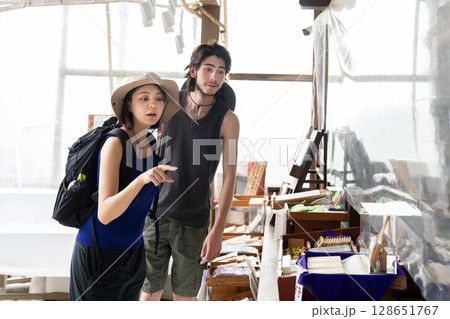 神社の売店でお土産を選ぶインバウンドの二人 128651767