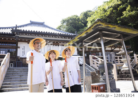 巡礼するお遍路さん 128651914