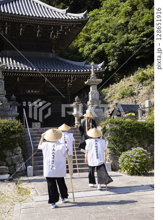 巡礼するお遍路さん 128651916