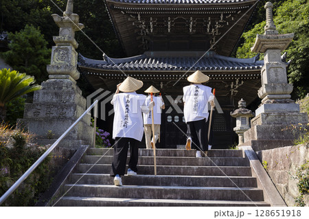巡礼するお遍路さん 128651918