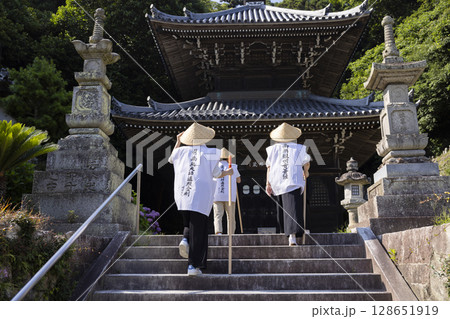 巡礼するお遍路さん 巡礼するお遍路さん 128651919