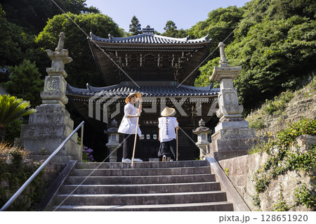 巡礼するお遍路さん 巡礼するお遍路さん 128651920