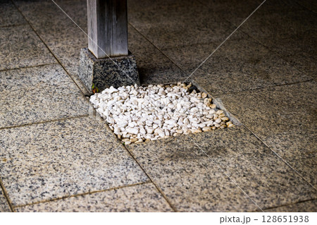 敷石と玉砂利 128651938