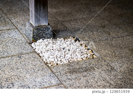 敷石と玉砂利 128651939