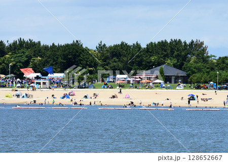 夏休みの海水浴場 128652667