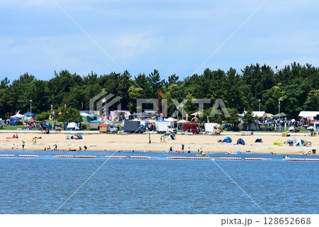 夏休みの海水浴場 夏休みの海水浴場 128652668