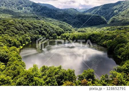 神秘的で美しい蓮華白池　新潟県糸魚川市（ドローンによる空撮） 128652791