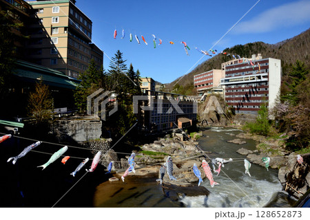 札幌市定山渓温泉街の鯉のぼり 128652873