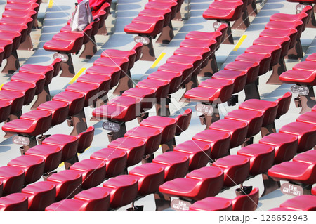 マツダスタジアムのライト外野席 128652943