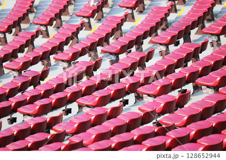 マツダスタジアムのライト外野席 128652944