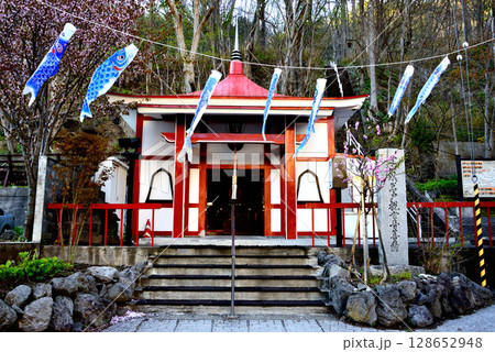 札幌市定山渓温泉の岩戸観音堂 128652948