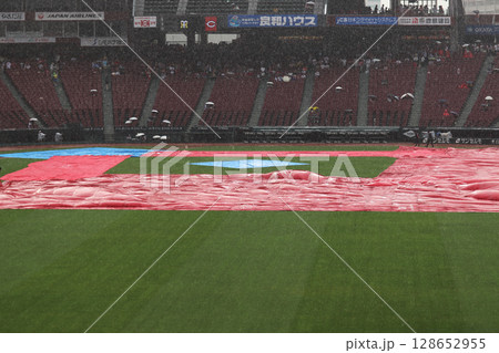 雨天中断中のマツダスタジアム 雨天中断中のマツダスタジアム 128652955