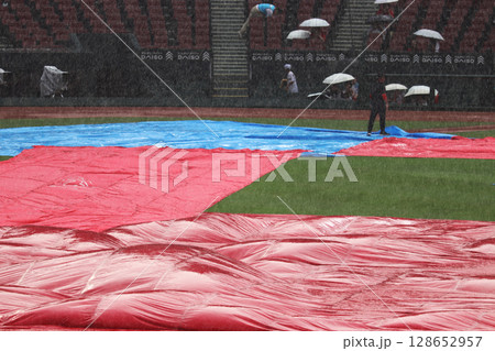 雨天中断中のマツダスタジアム 128652957