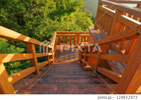 展望所　階段　夕焼け　山地　森林 128652973