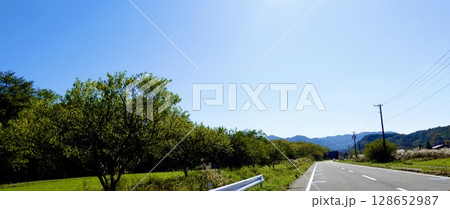 開田高原　国道361号線が青空の下で伸びる風景　長野県木曽郡木曽町 128652987