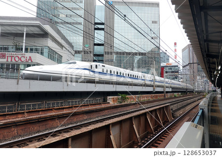 新橋駅ホームから見える新幹線 128653037
