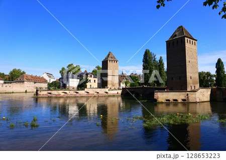 ストラスブールのイル川沿いの風景 128653223