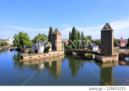 ストラスブールにある世界遺産ラ・プティット・フランスのヴォーバン・ダムの屋上からの風景 128653225