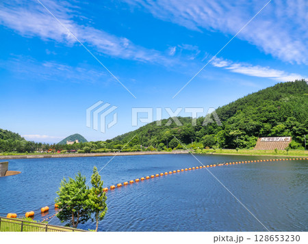 青空の浅虫ダム(夏)青森県青森市浅虫 青空の浅虫ダム(夏)青森県青森市浅虫 128653230
