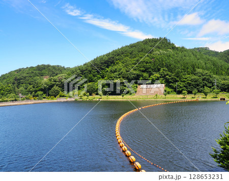 青空の浅虫ダム(夏)青森県青森市浅虫 青空の浅虫ダム(夏)青森県青森市浅虫 128653231