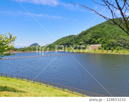 青空の浅虫ダム（夏）青森県青森市浅虫 128653232
