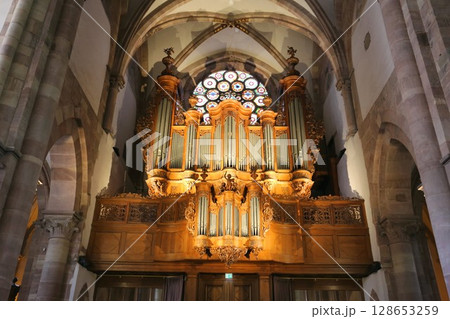 ストラスブールにあるサン・ピエール・ル・ジュンヌ・プロテスタント教会のパイプオルガン 128653259