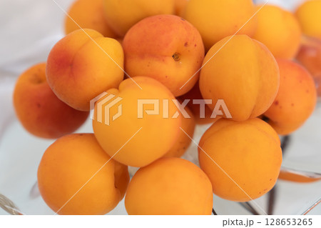 日本の美味しい夏の果物(フルーツ)のスイカ、メロン、あんずとジャム 日本の美味しい夏の果物(フルーツ)のスイカ、メロン、あんずとジャム 128653265