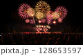 夏の夜空を彩る大花火 128653597