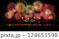 夏の夜空を彩る大花火 128653598