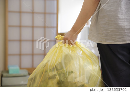 ゴミ出しをする女性 ゴミ出しをする女性 128653702
