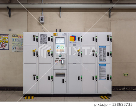 駅に設置されたキャッシュレス決済専用の貸しロッカー 128653733