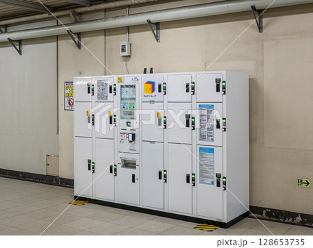 駅に設置されたキャッシュレス決済専用の貸しロッカー 駅に設置されたキャッシュレス決済専用の貸しロッカー 128653735