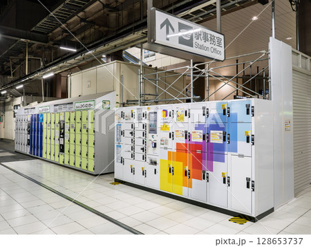 駅に設置されたキャッシュレス決済専用の貸しロッカー 128653737