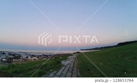 灯台下の夕日　階上灯台(青森県)　夏 128653764
