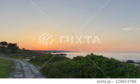灯台下から見る夕日　階上灯台(青森県)　夏 128653766