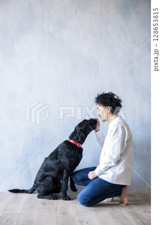 大型犬と遊ぶ男性 大型犬と遊ぶ男性 128653815