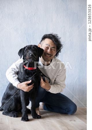 大型犬と遊ぶ男性　カメラ目線 128653816