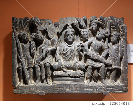 お釈迦様の生涯の大切な場面を表したパキスタンのペシャワル博物館に展示されるガンダーラ彫刻 お釈迦様の生涯の大切な場面を表したパキスタンのペシャワル博物館に展示されるガンダーラ彫刻 128654018