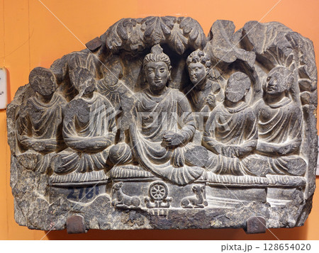 お釈迦様の生涯の大切な場面を表したパキスタンのペシャワル博物館に展示されるガンダーラ彫刻 128654020