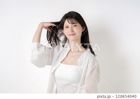 髪を触る女性 髪を触る女性 128654040