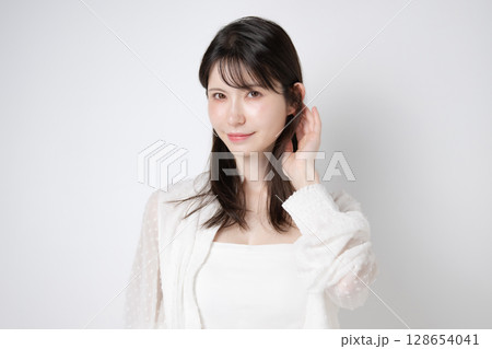 髪を触る女性 128654041