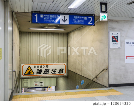 地下ホームでの列車進入時の強風に対する注意喚起（JR馬喰町駅） 128654330