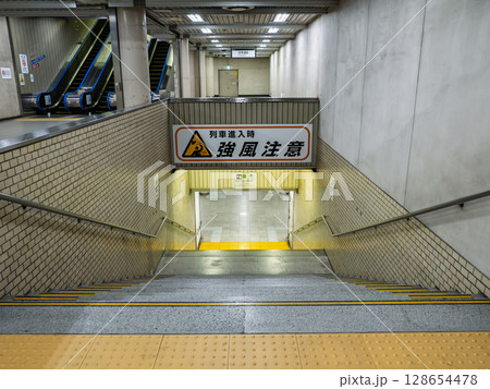 地下ホームでの列車進入時の強風に対する注意喚起（JR新日本橋駅） 128654478