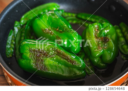 ピーマンとさやえんどうの焼きびたし 128654648