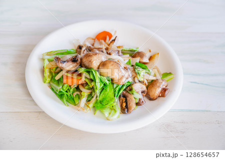 マッシュルーム入り野菜炒め マッシュルーム入り野菜炒め 128654657